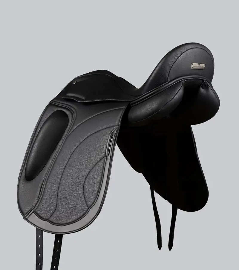 Montpellier Synthetic Dressage Saddle / Black 18-3